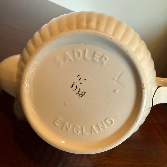 Sadler English Teapot - with Pink and Yellow Flowers - Picture 5 of 5